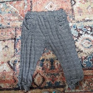 Blavk/white striped baggy capris